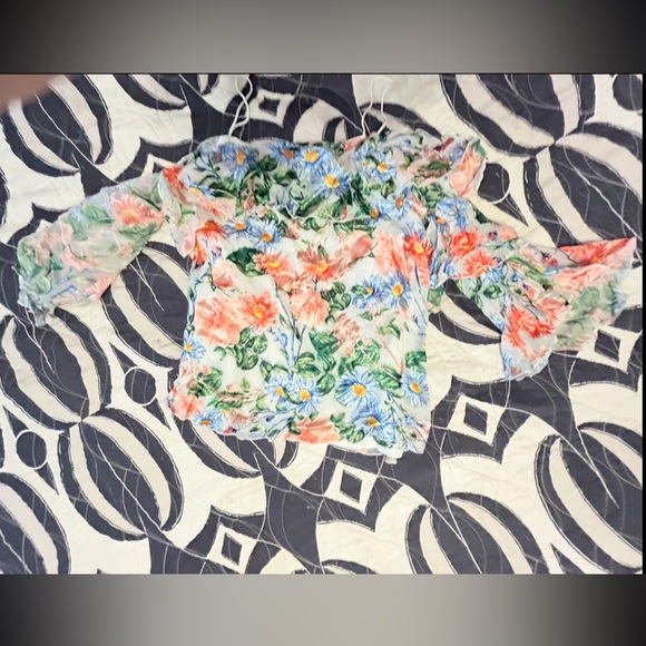 ALICE + OLIVIA Marlee Cold Shoulder Floral Ruffle Sleeve Blouse Top Silk Blend - Picture 3 of 11